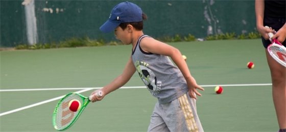 Child playing tennis 