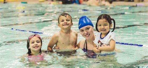 Kids in a swimming lesson