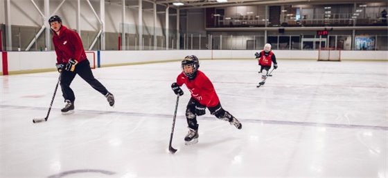 Kids skating in a hockey program