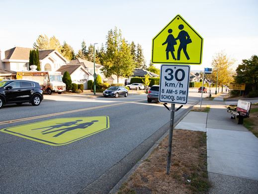 Traffic speed zone on a street indicating 30 km/h