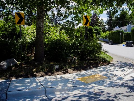 Sidewalk cleared of vegetation so pedestrians can move freely